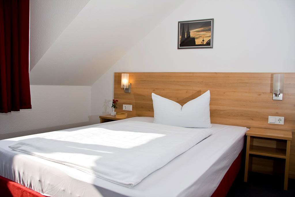 Airport Hotel Karsten Кьолн Екстериор снимка