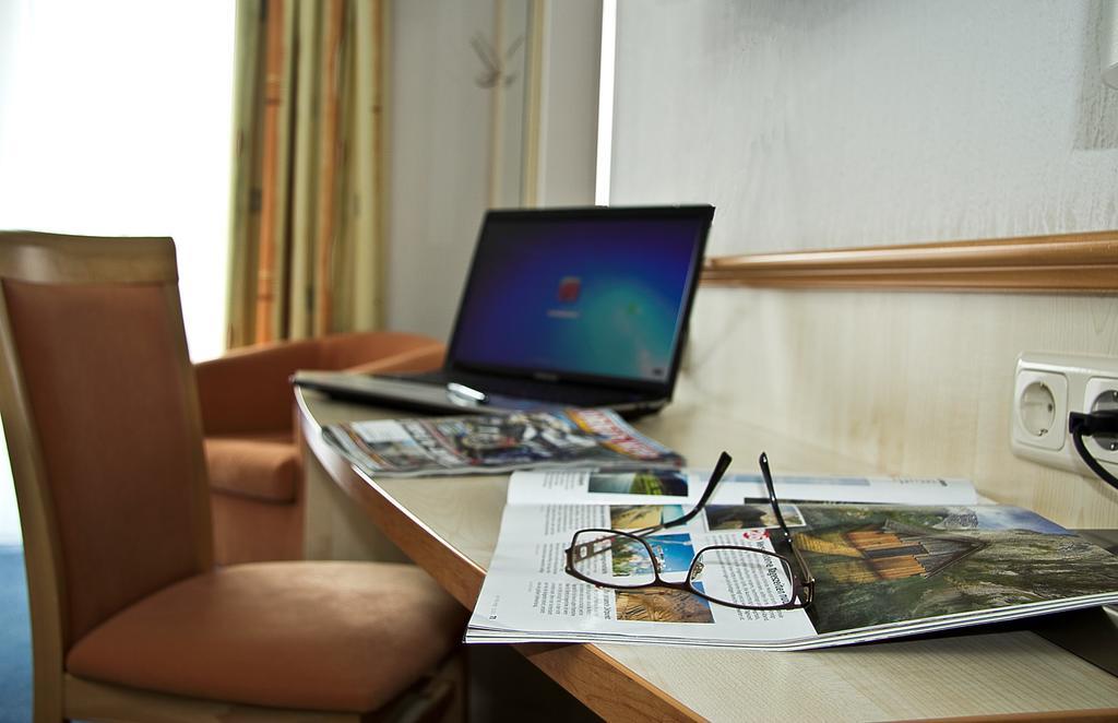 Airport Hotel Karsten Кьолн Екстериор снимка