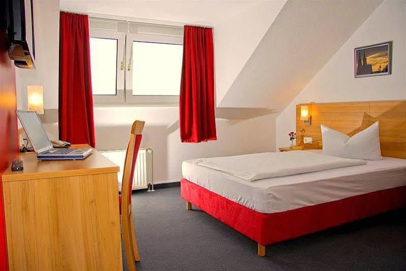 Airport Hotel Karsten Кьолн Екстериор снимка